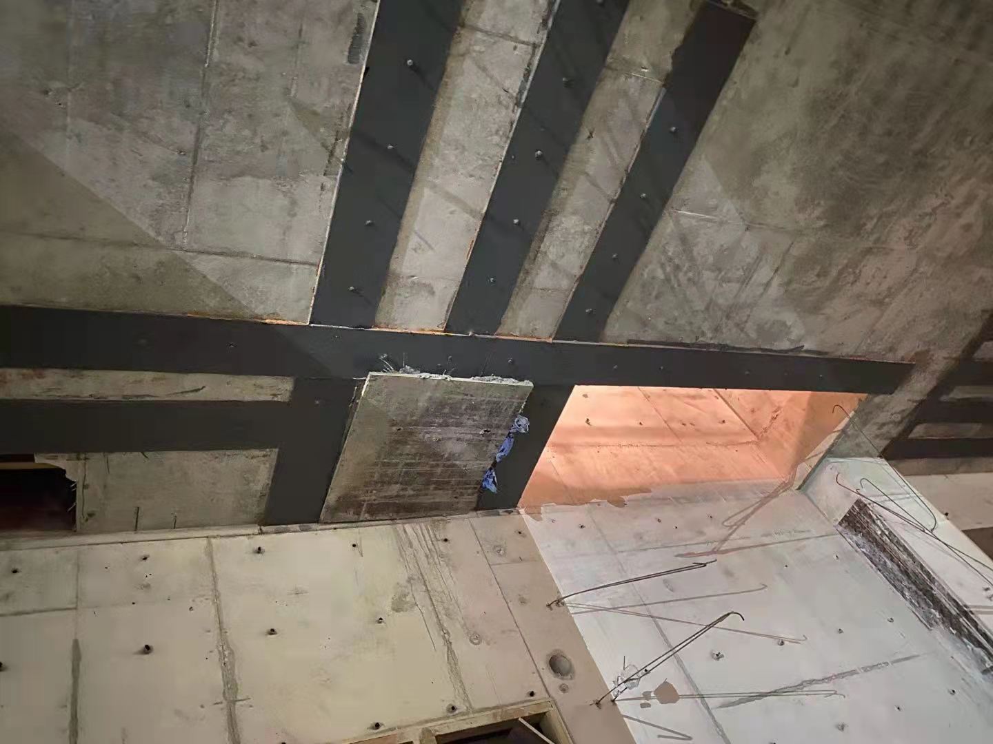 丹东楼板开洞用粘钢加固还是碳纤维布加固