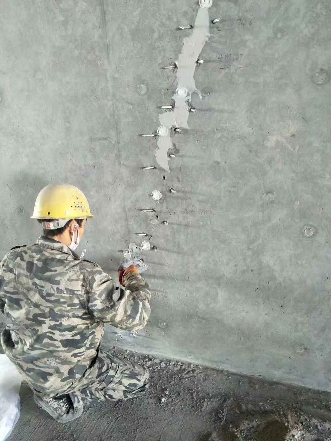 丹东混凝土楼板裂缝加固施工的方案